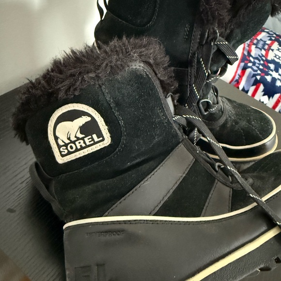 Women Sorel Black Winter Boots with Fur Trim